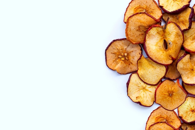 Tranches de pommes séchées sur fond blanc