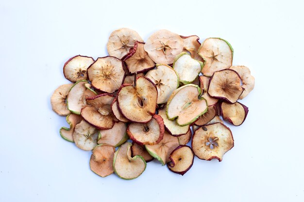 Tranches de pommes séchées sur fond blanc