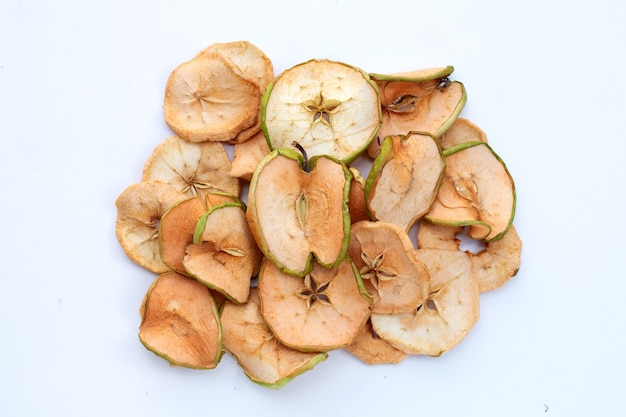 Tranches de pommes séchées sur fond blanc