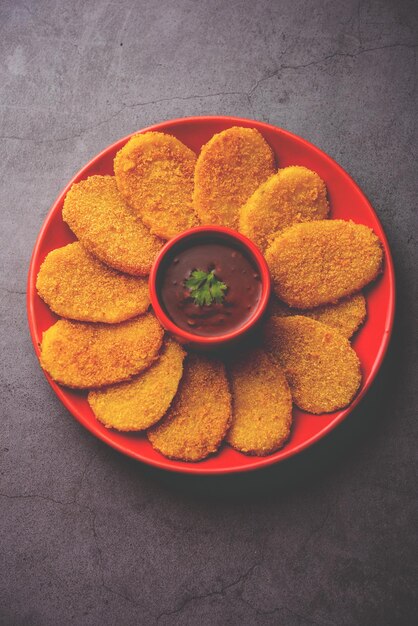 Tranches de pommes de terre croustillantes rava frites ou batatyache kaap ou batata frire des collations de semoule de l'Inde