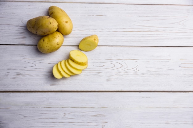 Tranches de pommes de terre sur une table