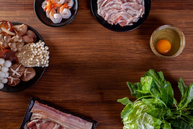 Tranches De Porc Légumes Et Oeufs Pour Sukiyaki