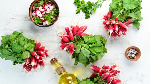 Tranches de radis sur une table en bois Légumes frais Vue de dessus Espace libre pour le texte