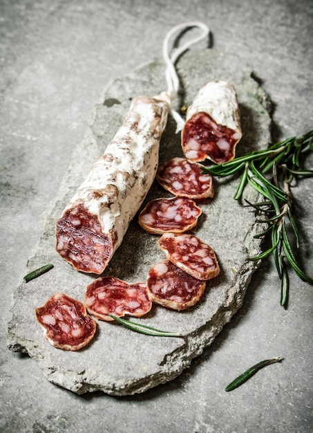 Tranches de salami aromatisé au romarin et aux épices.