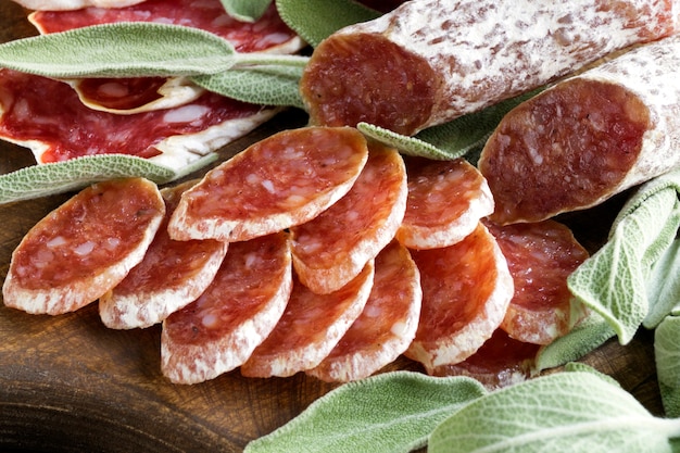 Tranches de salami au fromage français séché aux épices sur fond en bois