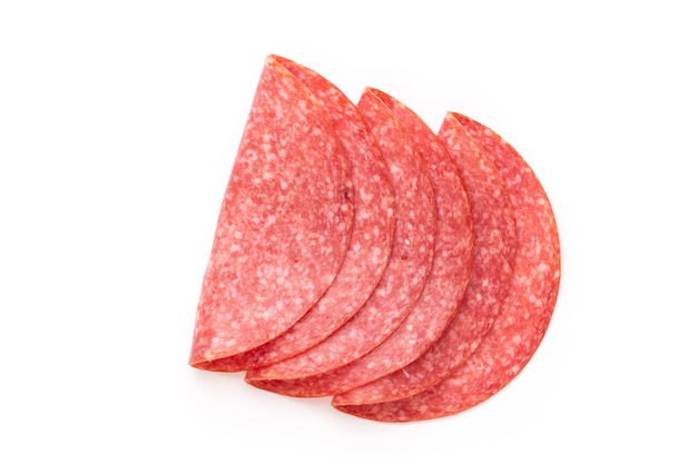 Tranches de salami sur fond blanc