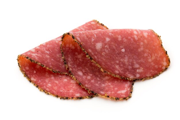 Tranches de salami isolés sur le blanc isolé