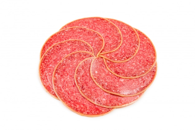 Tranches de salami isolés sur blanc