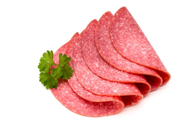 Tranches de salami isolés sur fond blanc