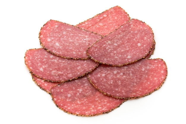 Tranches de salami isolés sur fond blanc.