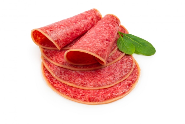 Tranches de salami isolés sur fond blanc