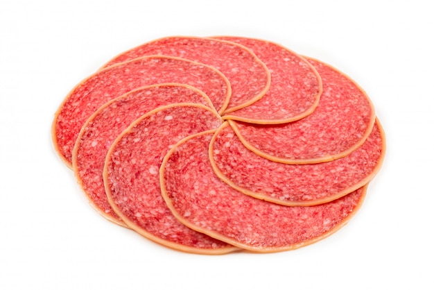 Tranches de salami isolés sur fond blanc.