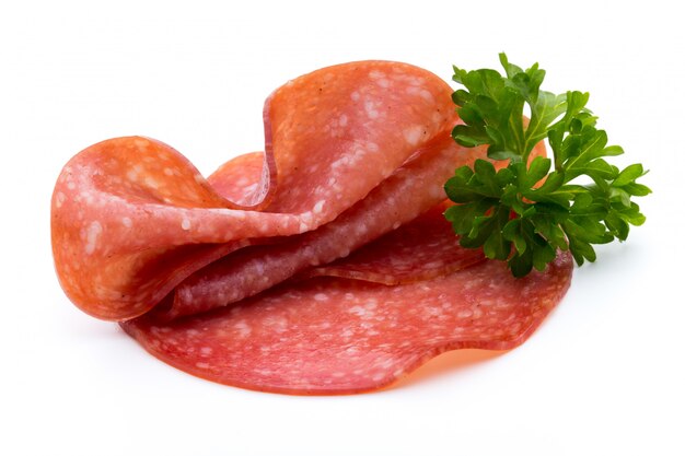 Tranches de salami isolés sur fond clair