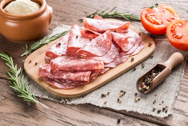 Tranches de salami sur la planche de bois