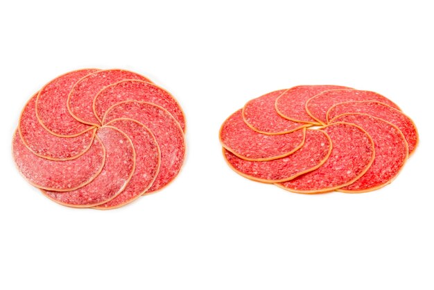 Photo tranches de salami savoureux isolé sur fond blanc