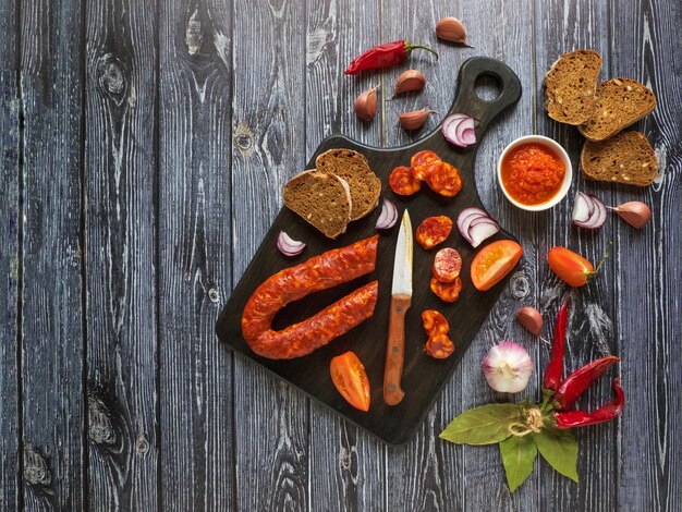 Tranches de saucisse chorizo sur une surface en bois. Vue de dessus.