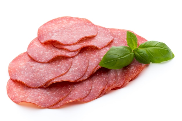 Tranches de saucisse fumée au salami découpe isolée.