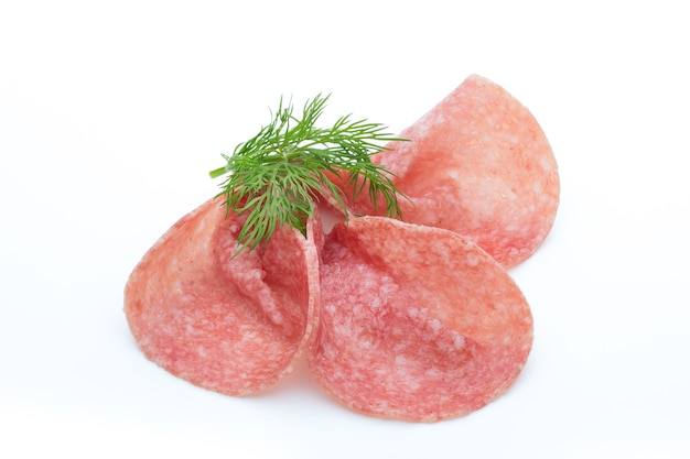 Tranches de saucisse salami isolés sur la découpe de fond blanc