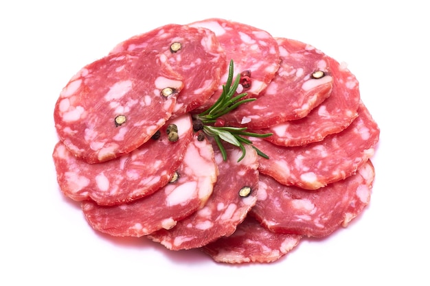 Tranches de saucisse de salami sec fumé isolé sur fond blanc