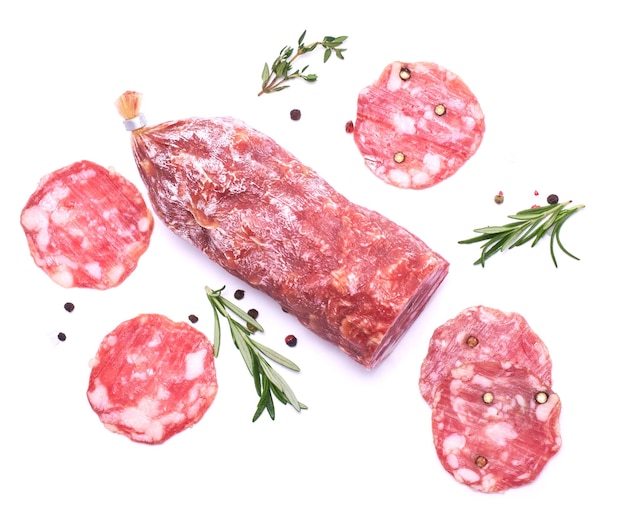 Photo tranches de saucisse de salami sec fumé isolé sur fond blanc