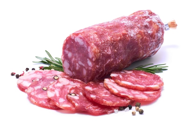 Tranches de saucisse de salami sec fumé isolé sur fond blanc