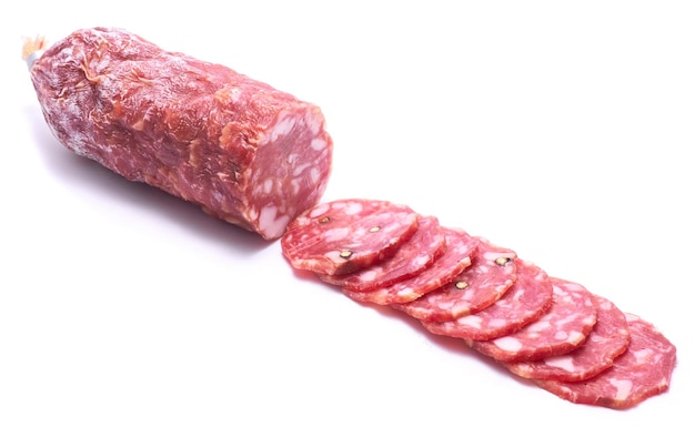 Tranches de saucisse de salami sec fumé isolé sur fond blanc