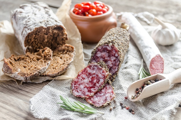 Tranches de saucisson et salami espagnol sur le sac