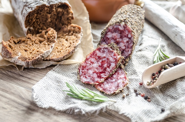 Tranches de saucisson et salami espagnol sur le sac