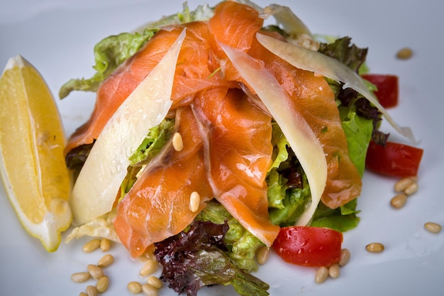 Tranches de saumon avec salade de fromage et légumes