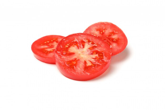 Tranches de savoureuse tomate isolé sur fond blanc