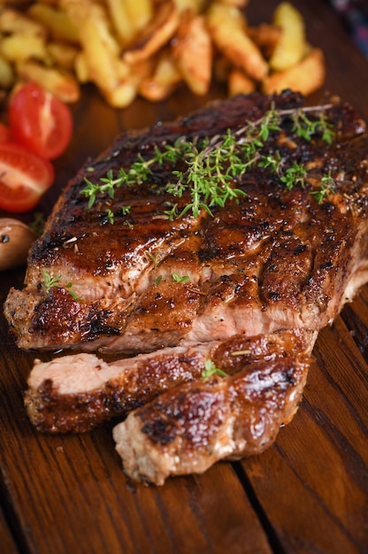 Tranches de steak de porc frit sur une planche de bois