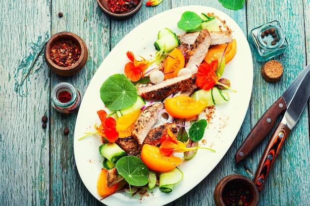 Tranches de steak rôti avec salade de légumes