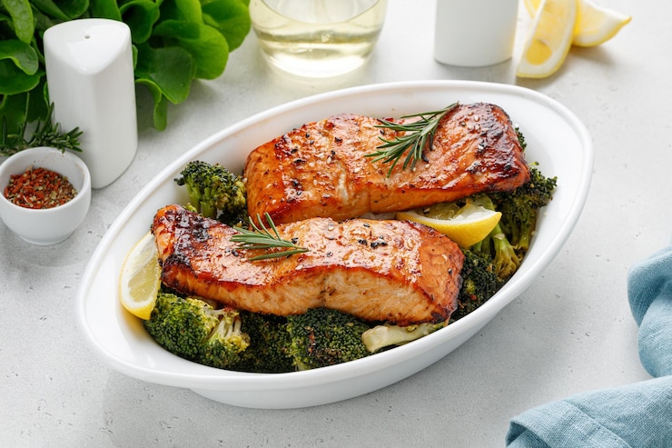 Photo tranches de steaks de poisson rôti au four au saumon filet de truite saumonée grillée avec brocoli dans un plat allant au four
