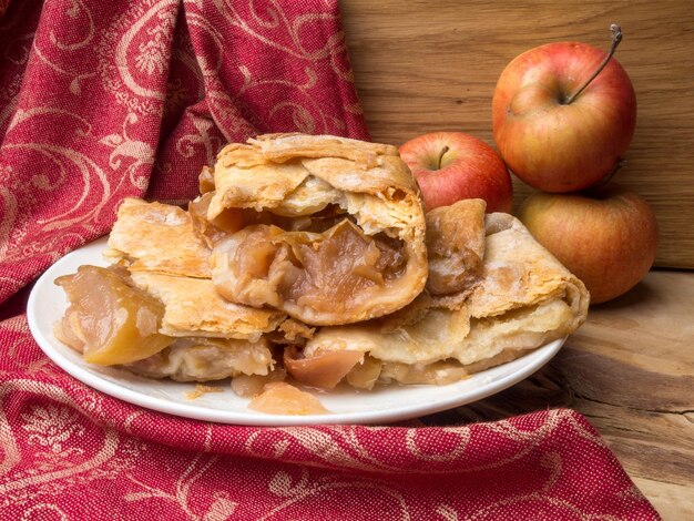 Tranches de tarte aux pommes rustique qui met l'eau à la bouche