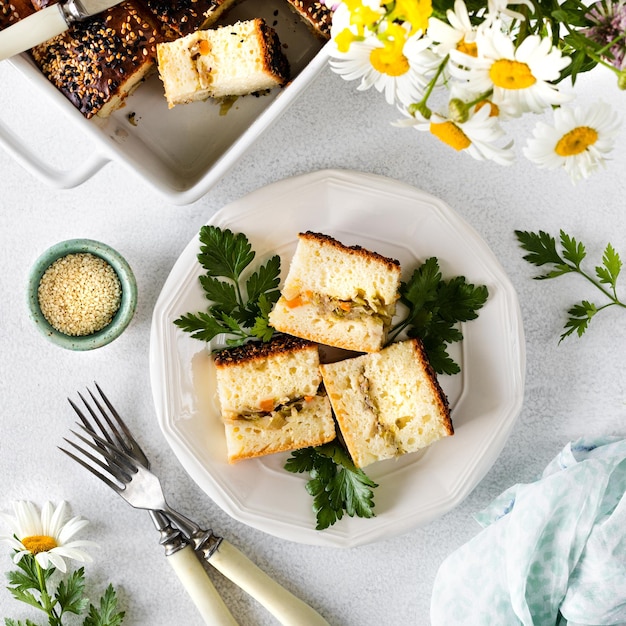 Tranches de tarte maison aux légumes sur une assiette blanche