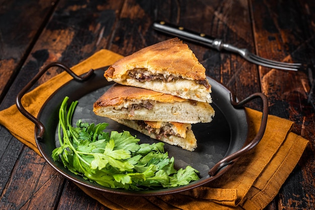 Tranches de tarte ossète avec de la viande Fond en bois Vue de dessus