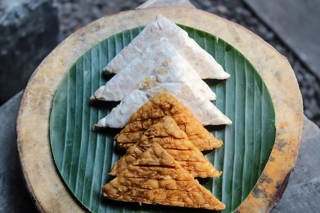 tranches de tempeh frit et soja fermenté