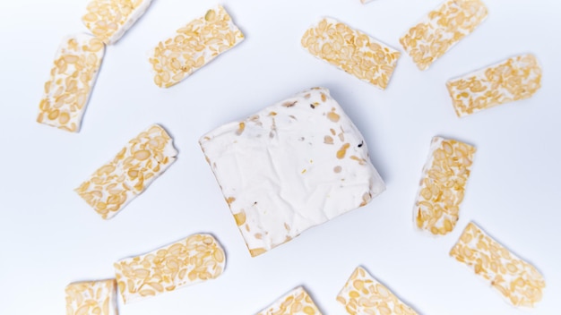 Photo tranches de tempeh isolés sur fond blanc