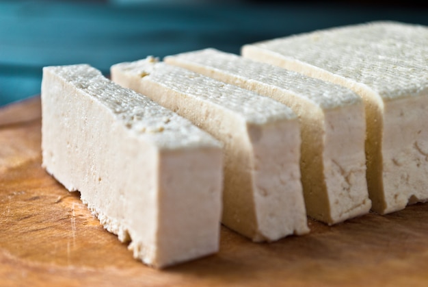 Tranches de tofu cru