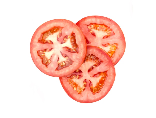 tranches de tomate isolées sur fond blanc