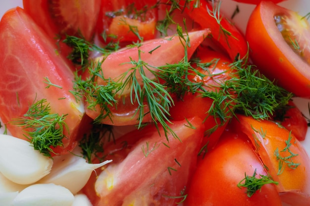 Tranches de tomates à l'ail se bouchent