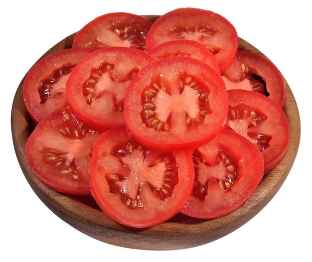 Tranches de tomates dans un bol en bois sur fond blanc