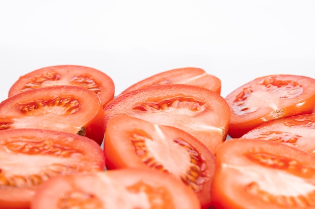 Tranches de tomates sur un gros plan de fond blanc