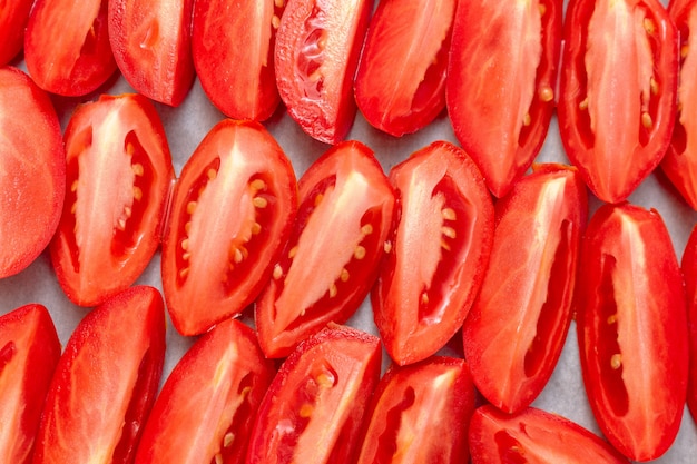 Tranches de tomates rouges séchées maison avec des épices d'origan basilic cuisson.