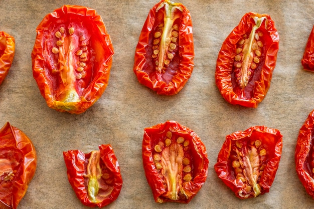 Tranches de tomates séchées sur assiette Vue de dessus fermer