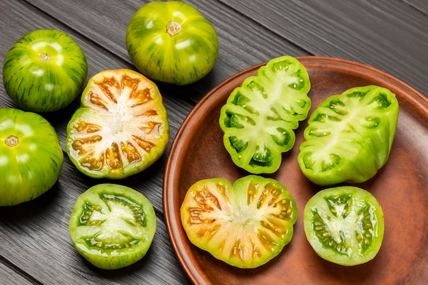 Tranches de tomates vertes sur une plaque en céramique