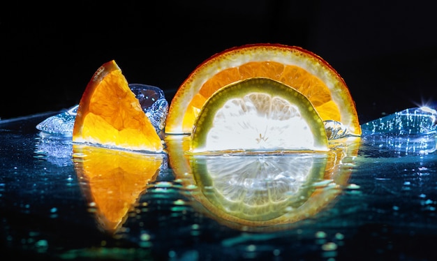 Tranches Transparentes D'oranges Et De Citrons Sur Le Verre