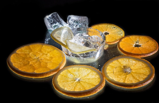 Tranches Transparentes D'oranges Et De Citrons Sur Le Verre