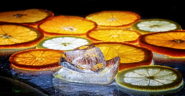 Tranches transparentes d&#39;oranges et de citrons sur le verre