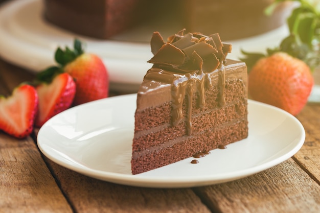 Tranches de triangle de délicieux gâteau au chocolat fondant sur table en bois